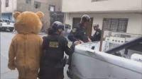 شرطي متنكر بزي دب في عيد الحب يوقف مروجة مخدرات (فيديو)